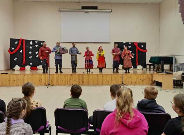 «Миряне» подарили «Лукошко сказок» учащимся лицея № 14